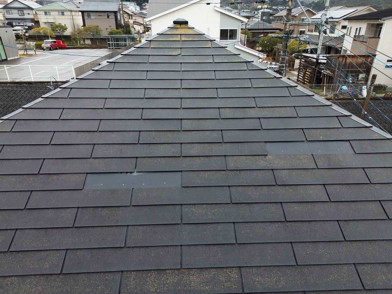 福岡市にて雨漏り防止のカバー工事〈屋根材の剥がれ〉の施工前写真